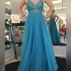 Elegant Blue Prom Dress with Graceful Design